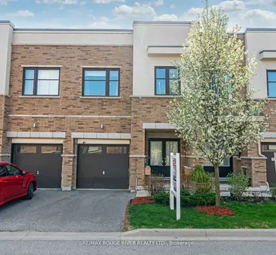 Att/Row/Townhouse in Whitby