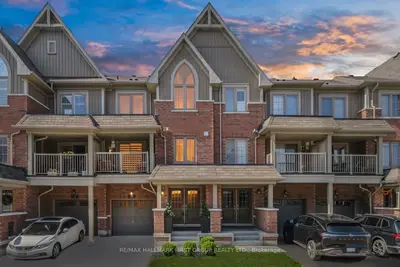 Att/Row/Townhouse in Whitby