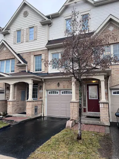 Att/Row/Townhouse in Whitby