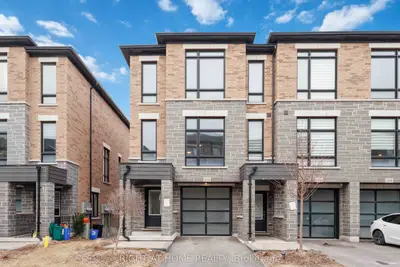 Att/Row/Townhouse in Oshawa