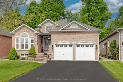 Detached in Whitby