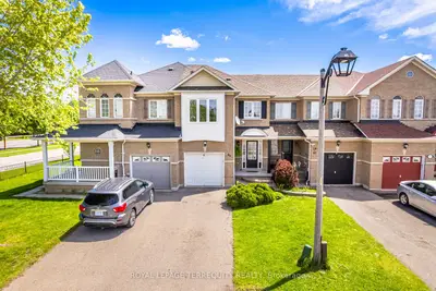Att/Row/Townhouse in Whitby