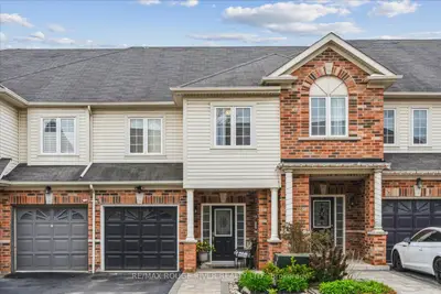 Att/Row/Townhouse in Whitby