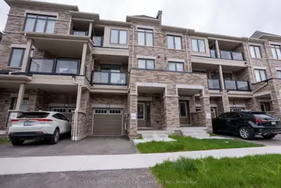 Att/Row/Townhouse in Oshawa