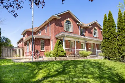 Att/Row/Townhouse in Whitby