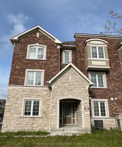 Att/Row/Townhouse in Whitby
