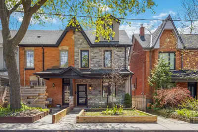 Att/Row/Townhouse in Toronto