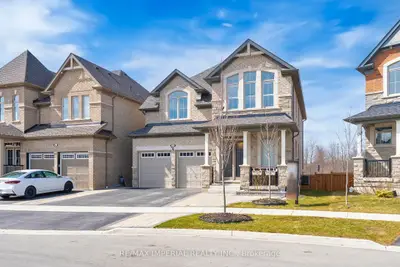 Detached in Whitby