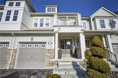 Att/Row/Townhouse in Whitby