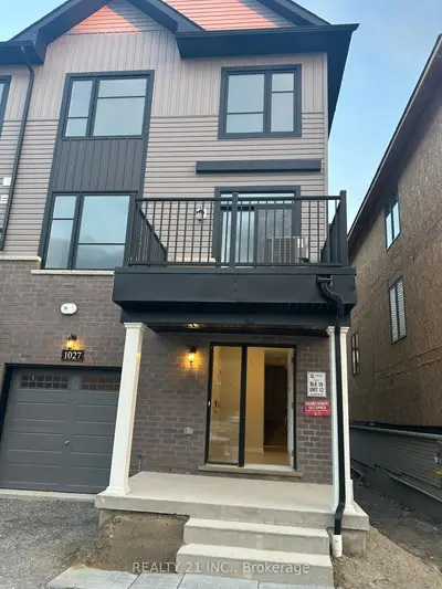 Att/Row/Townhouse in Oshawa