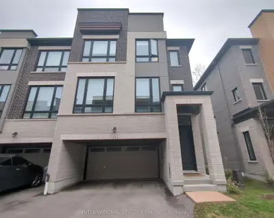 Att/Row/Townhouse in Whitby