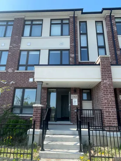 Att/Row/Townhouse in Oshawa