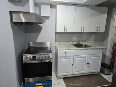 Att/Row/Townhouse in Toronto