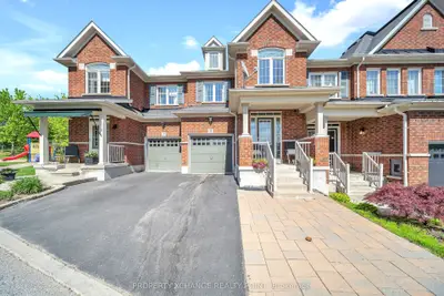 Att/Row/Townhouse in Oshawa