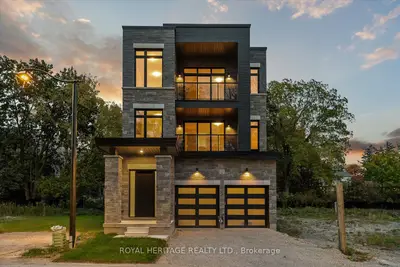 Detached in Whitby