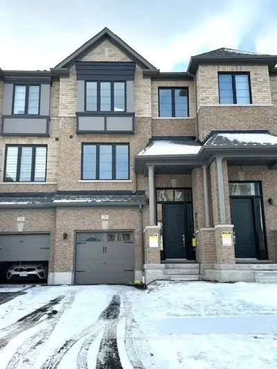 Att/Row/Townhouse in Whitby