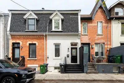Att/Row/Townhouse in Toronto