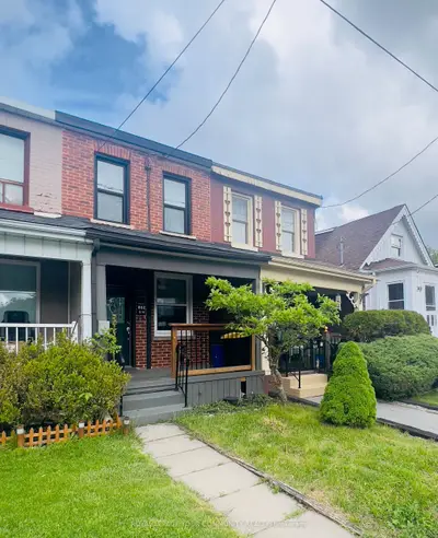 Att/Row/Townhouse in Oshawa