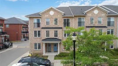 Att/Row/Townhouse in Toronto