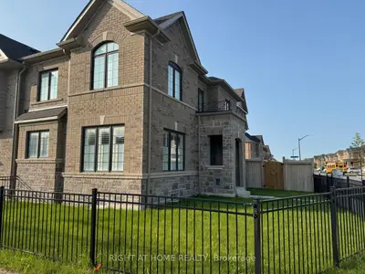 Att/Row/Townhouse in Whitby