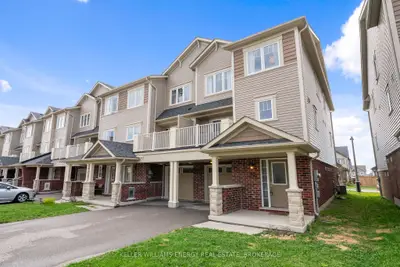 Att/Row/Townhouse in Oshawa