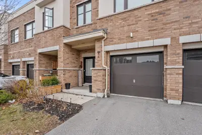 Att/Row/Townhouse in Whitby