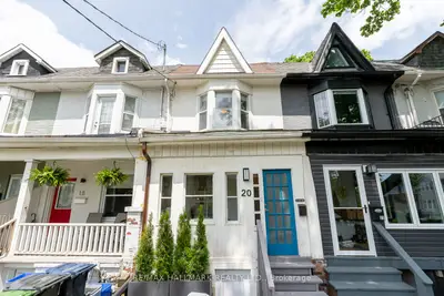 Att/Row/Townhouse in Toronto