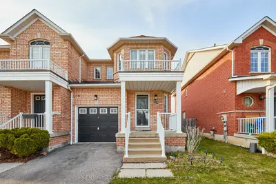 Att/Row/Townhouse in Whitby