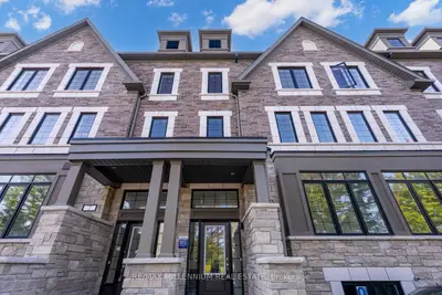Att/Row/Townhouse in Whitby