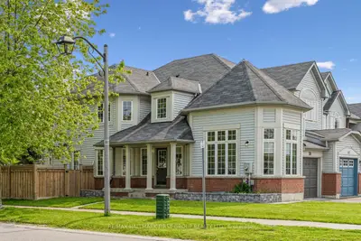 Att/Row/Townhouse in Whitby