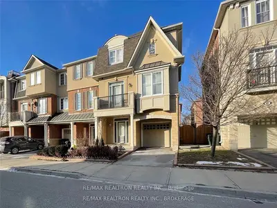 Att/Row/Townhouse in Toronto