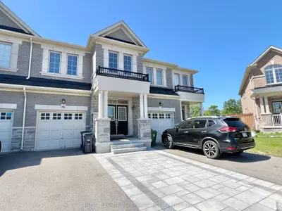 Att/Row/Townhouse in Toronto