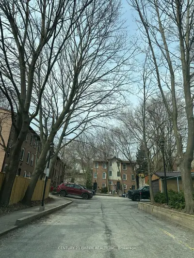 Att/Row/Townhouse in Toronto