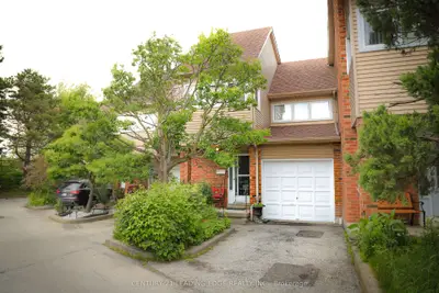 Att/Row/Townhouse in Toronto