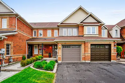 Att/Row/Townhouse in Whitby