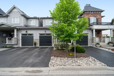 Att/Row/Townhouse in Whitby