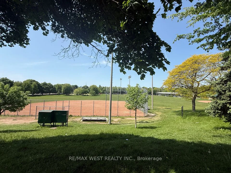161 Greenwood Avenue 2nd Floor, Toronto E01, ON M4L 2P8