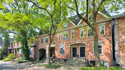 Att/Row/Townhouse in Toronto