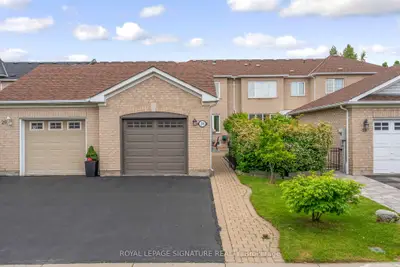 Att/Row/Townhouse in Toronto