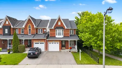 Att/Row/Townhouse in Whitby