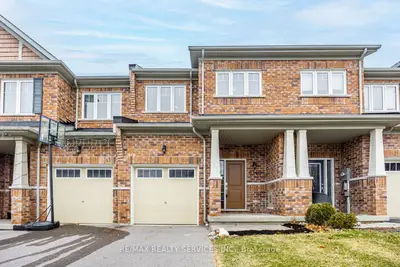Att/Row/Townhouse in Oshawa