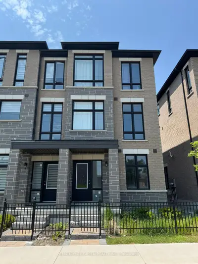 Att/Row/Townhouse in Oshawa