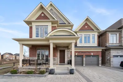 Detached in Whitby