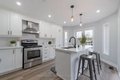 Detached in Whitby
