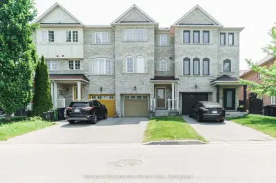 Att/Row/Townhouse in Toronto