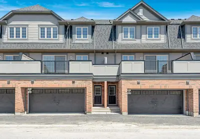 Att/Row/Townhouse in Whitby