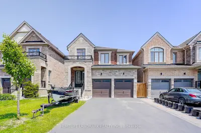 Detached in Whitby