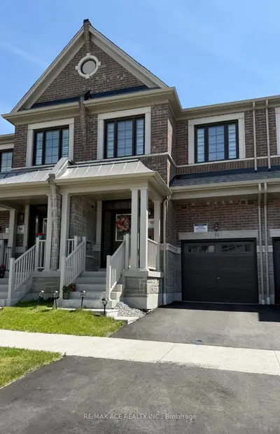Att/Row/Townhouse in Whitby
