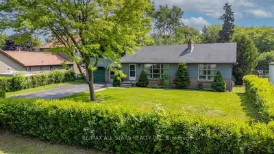 Detached in Whitby