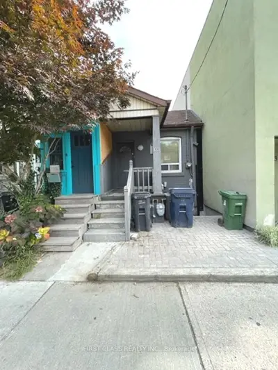 Att/Row/Townhouse in Toronto